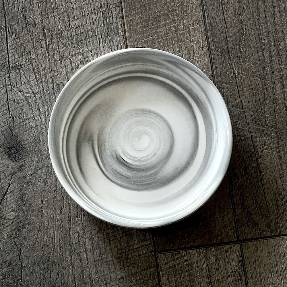 Gray and White Ceramic Soap Dish (6 in diameter, 1 in tall)